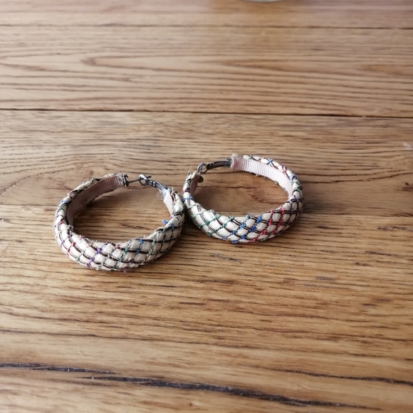 Vintage hoop string earrings - Picture 2 of 3